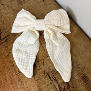 Large Cream Hair Bow with Textured Fabric great preworn condition see pix